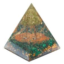 Pyramide mit Malachit & Peridot 70mm mit Goldglitter