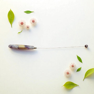 Tensor aus Amethyst mit Kugel mit Blume des Lebens