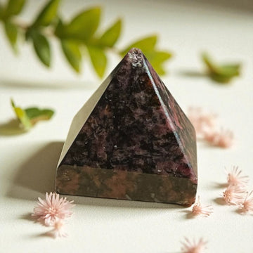 Pyramide Rhodonit, ca 2,5 cm; Vergebung, harmonische Grundstimmung