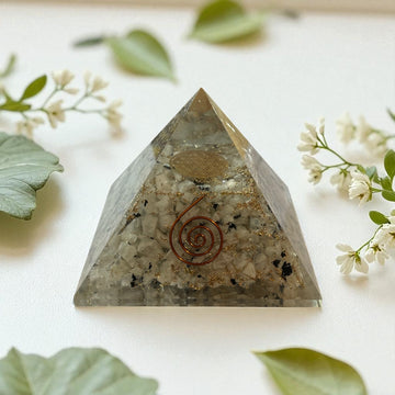 Pyramide mit Mondstein und Turmalinquarz 78mm mit Goldglitter