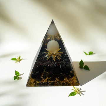 Pyramide mit Turmalin 73 mm mit Goldglitter, Mondsteinkugel