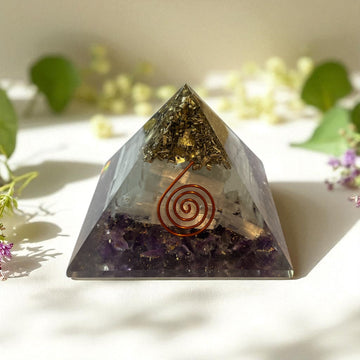 Pyramide mit Amethyst & Selenit 75 mm mit Goldglitter