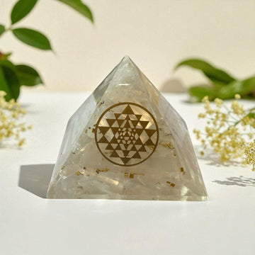 Pyramide mit Selenit 75 mm mit Goldglitter, mit Sri Yantra-Symbol; goldfärbig