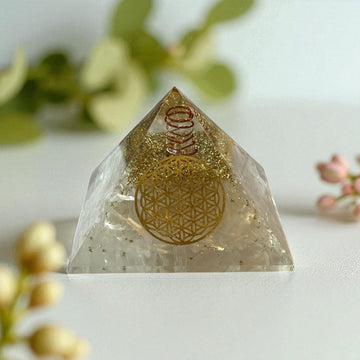 Pyramide mit Selenit 75 mm mit Goldglitter, Bergkristallspitze in Kupferspirale; Blume des Lebens-Symbol; goldfärbig