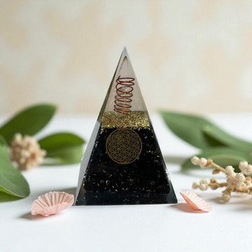 Pyramide mit Turmalin 60 mm mit Goldglitter, H ca 8 cm, mit Bergkristallspitze in Kupferspirale