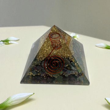 Pyramide mit Rubin in Kyanit 7x7x6 cm mit Goldglitter, Bergkristallspitze in Kupferspirale