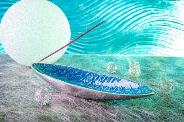 Räucherstäbchenhalter mit edler Glasur; Motiv Blume des Lebens; Ozean "Blau"