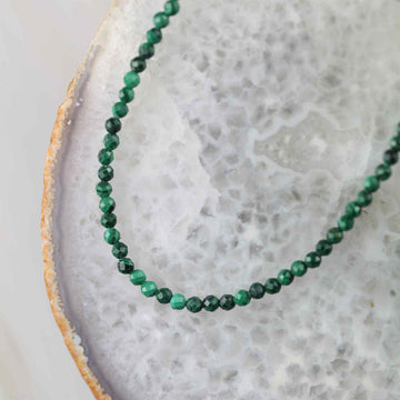 Malachit facettiert 3 - 4 mm Halskette von 40 bis 45 cm verstellbar, Silberverschluss