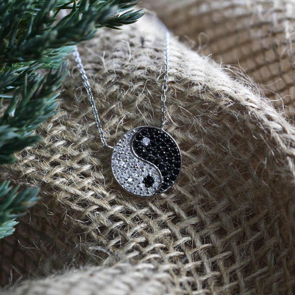 Halskette mit Anhänger - Yin Yang