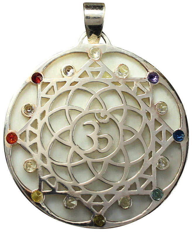 Anhänger "Lotus-OM" auf Muschelplatte
