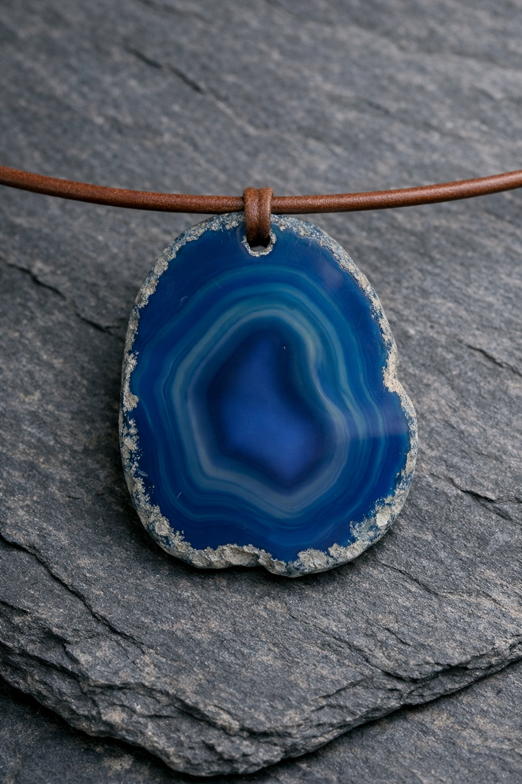 Achatscheibe blau mit Band ca. 8cm bis 9 cm