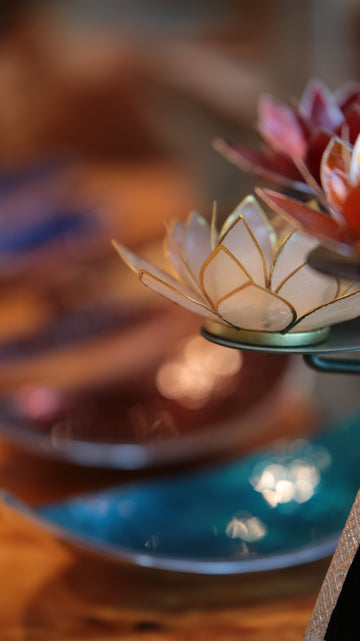 Lotus Teelichthalter natur/gold