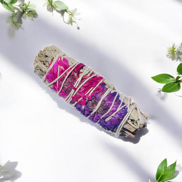 Weißer Salbei mit Blütenblättern