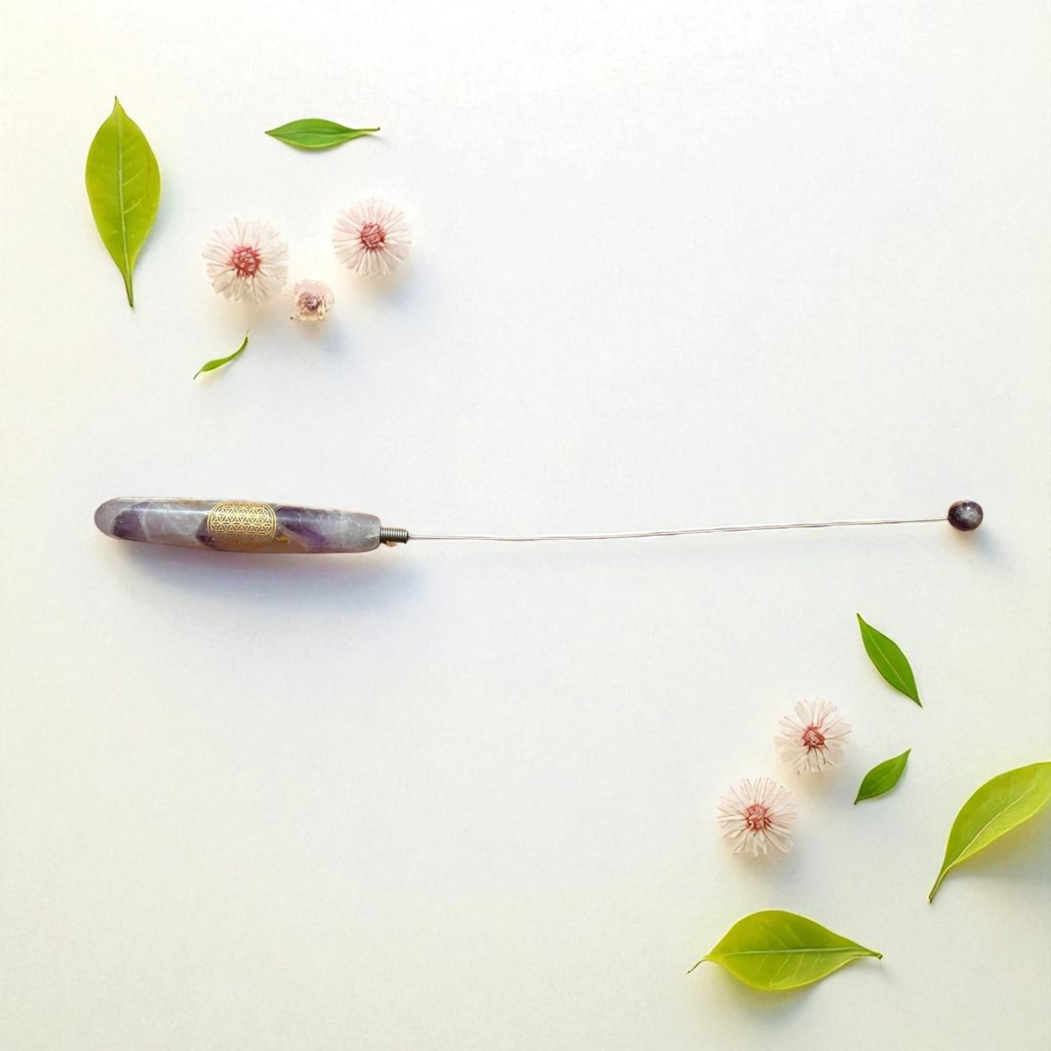 Tensor aus Amethyst mit Kugel mit Blume des Lebens