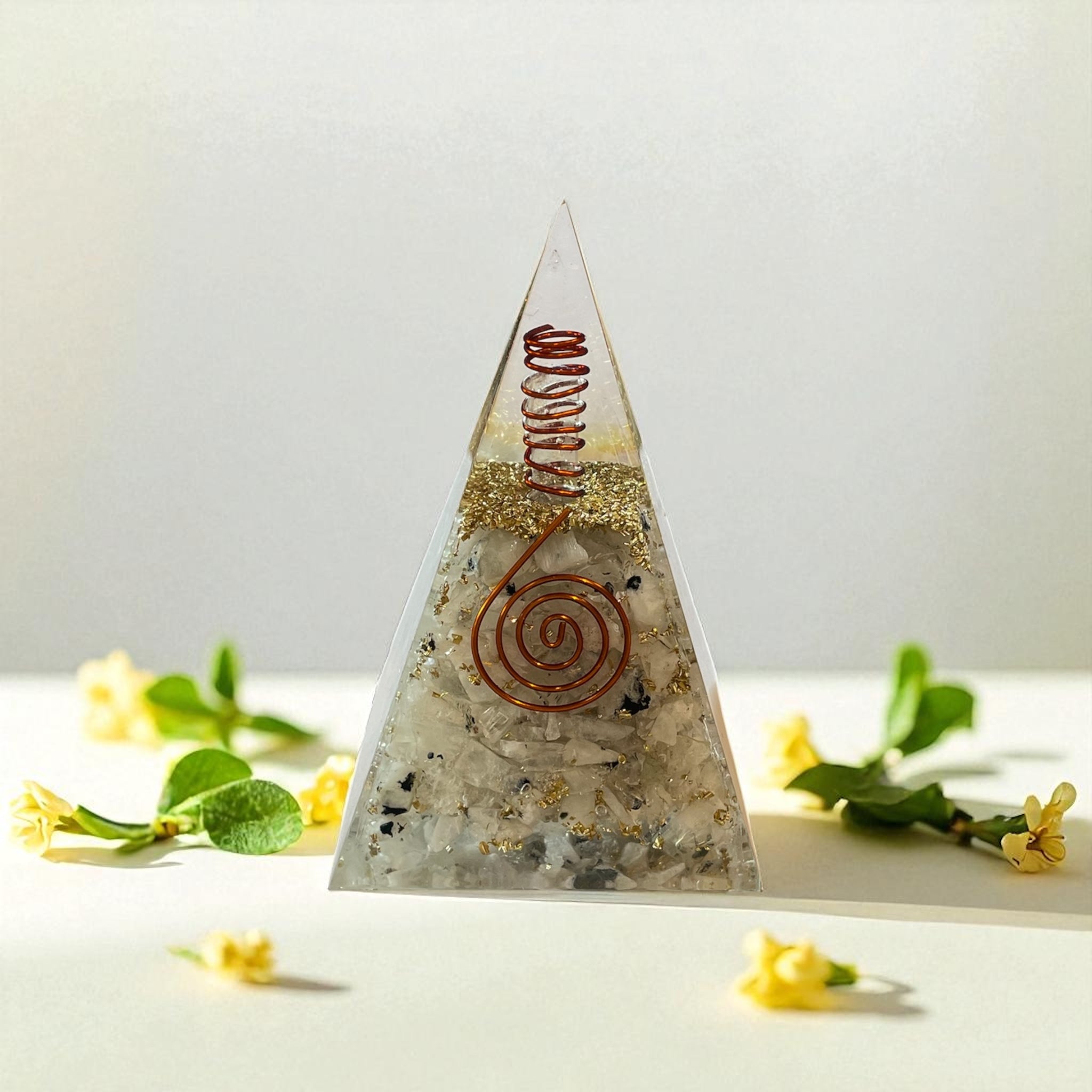 Pyramide mit Mondstein und Turmalinquarz 60 mm mit Goldglitter, Höhe ca 8 cm