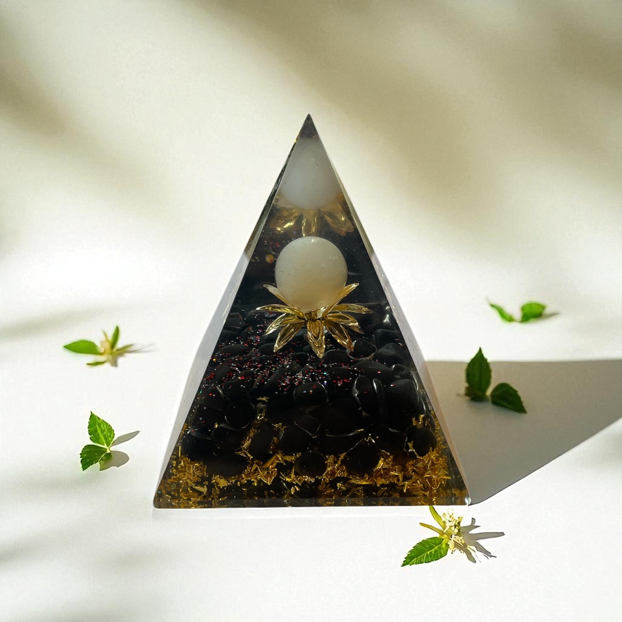 Pyramide mit Turmalin 73 mm mit Goldglitter, Mondsteinkugel