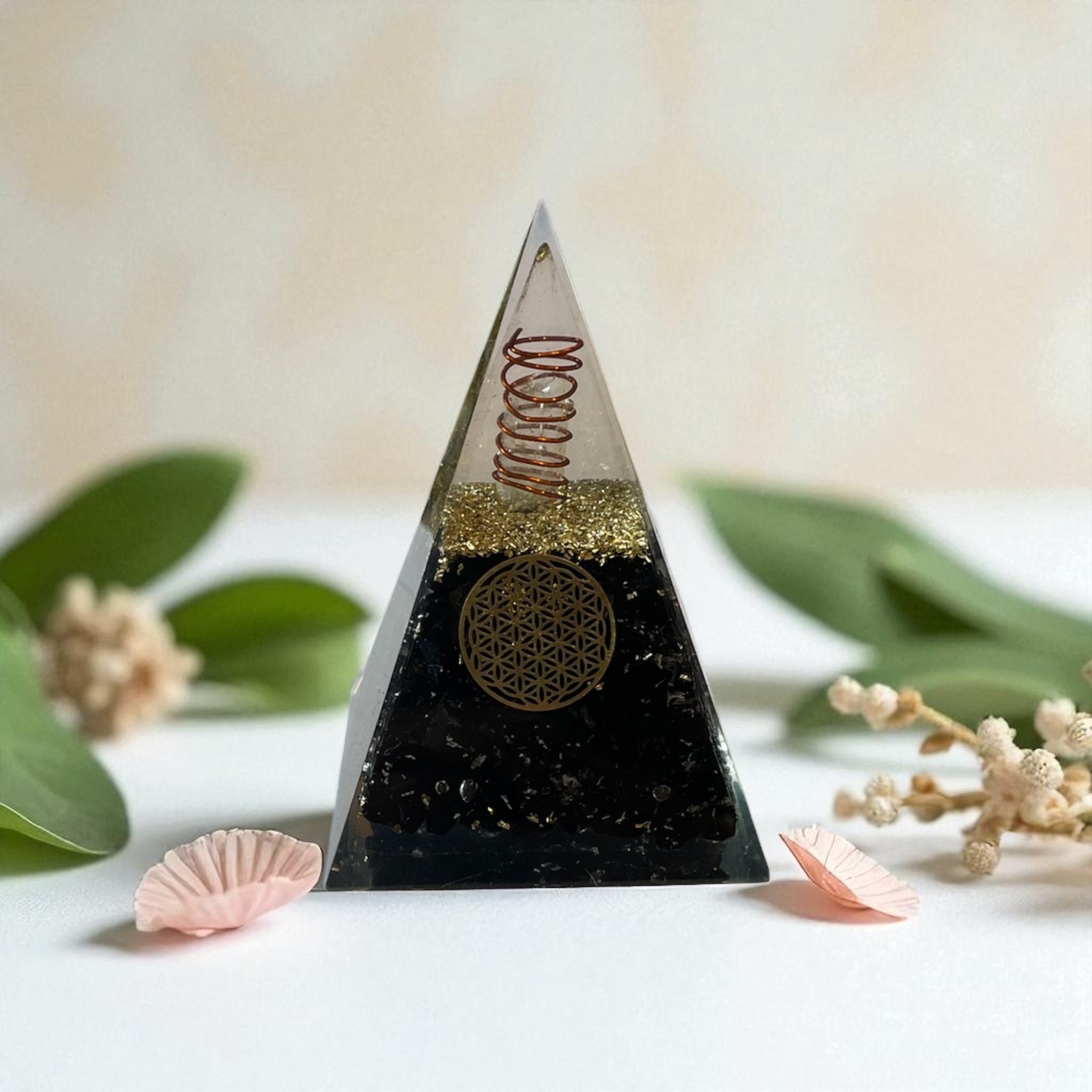 Pyramide mit Turmalin 60 mm mit Goldglitter, H ca 8 cm, mit Bergkristallspitze in Kupferspirale