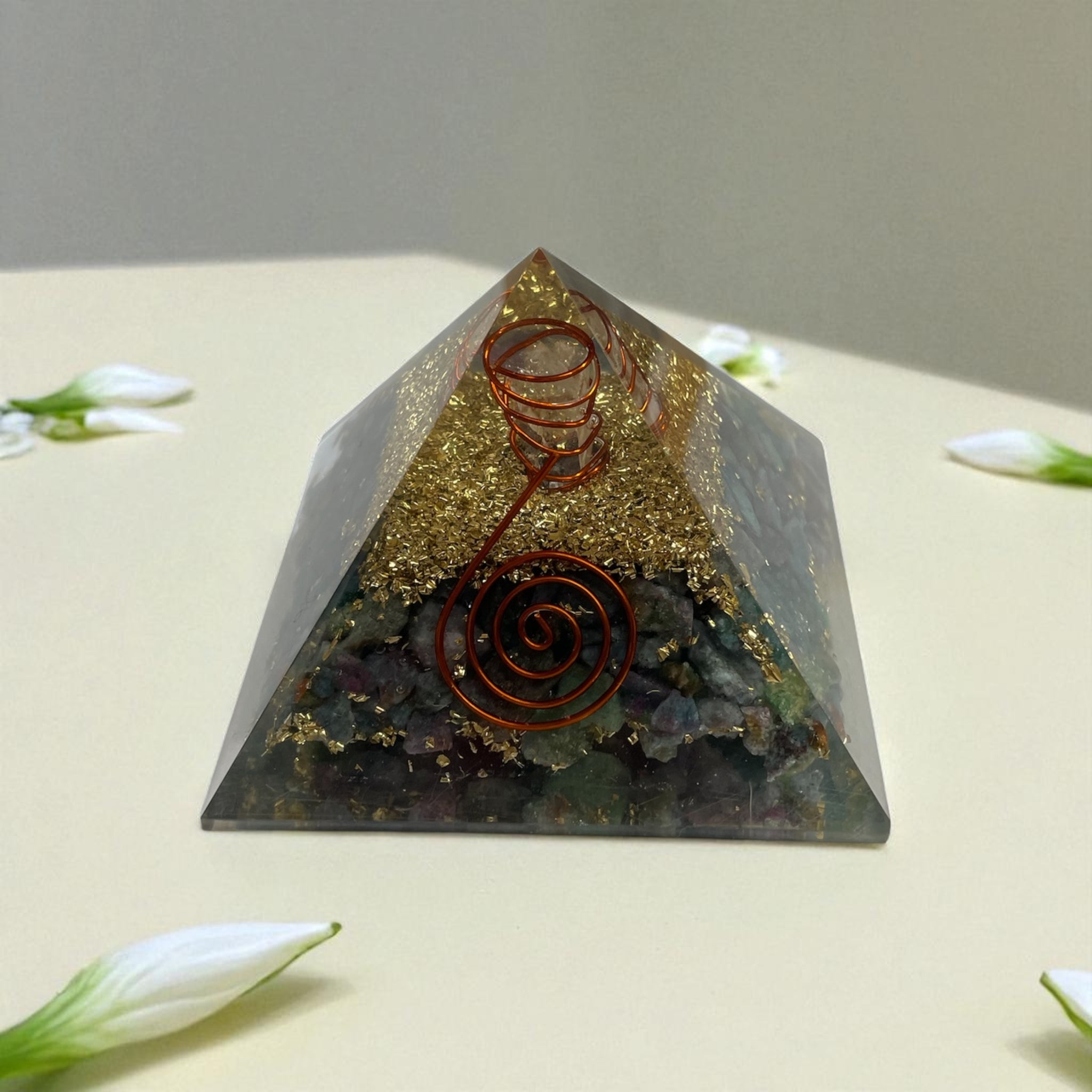 Pyramide mit Rubin in Kyanit 7x7x6 cm mit Goldglitter, Bergkristallspitze in Kupferspirale