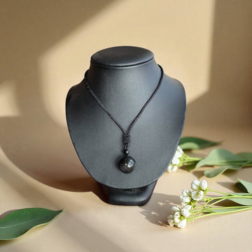 Halskette mit Obsidianperle
