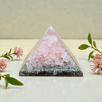 Pyramide Rosenquarz im Chakraset, ca 3x3x3 cm