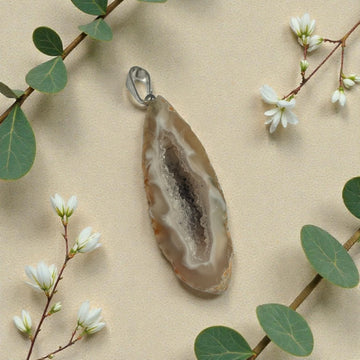 Achat Anhänger mit Kristallen