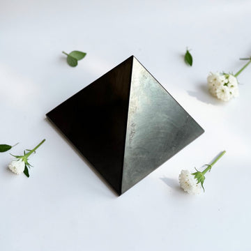Schungit - Pyramide 60mm für Räume bis 36 m2