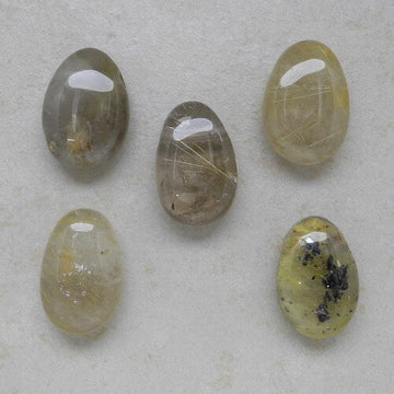Rutilquarz Trommelstein gebohrt